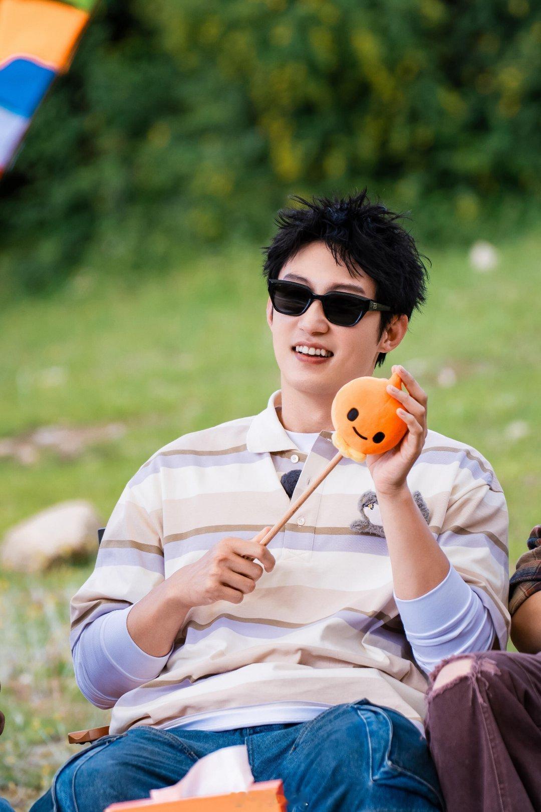 黄景瑜上综艺太能造！纸板过山车玩成战损版，道具直接干解体，拆家小能手名不虚传，笑