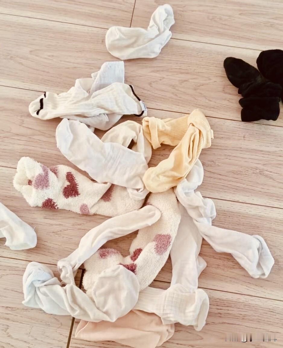 谁懂啊！养闺女的痛，一半栽在她的臭袜子上说她不爱干净吧，人家每天换一双袜子；