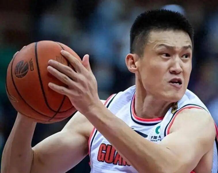周鹏自由身悬念未解，回归广东传闻反转，功勋老将何去何从。8月26号，CBA官