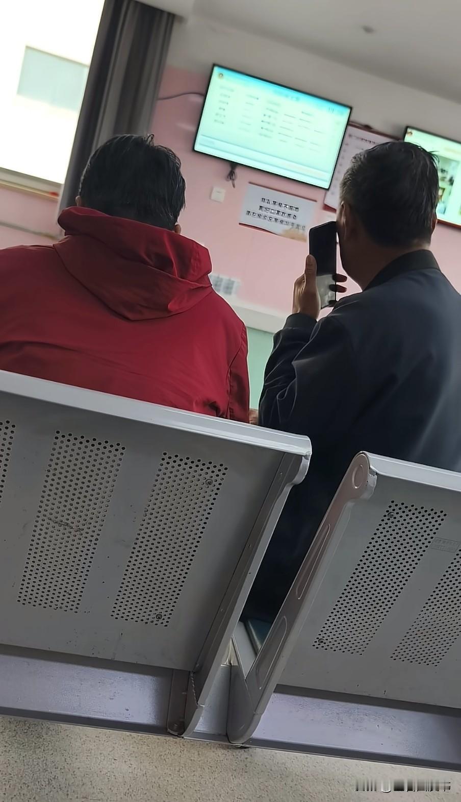 医院没，两位老人接女儿电话，说自己在小区遛弯！两位老人手里攥着化验单，手里拿着