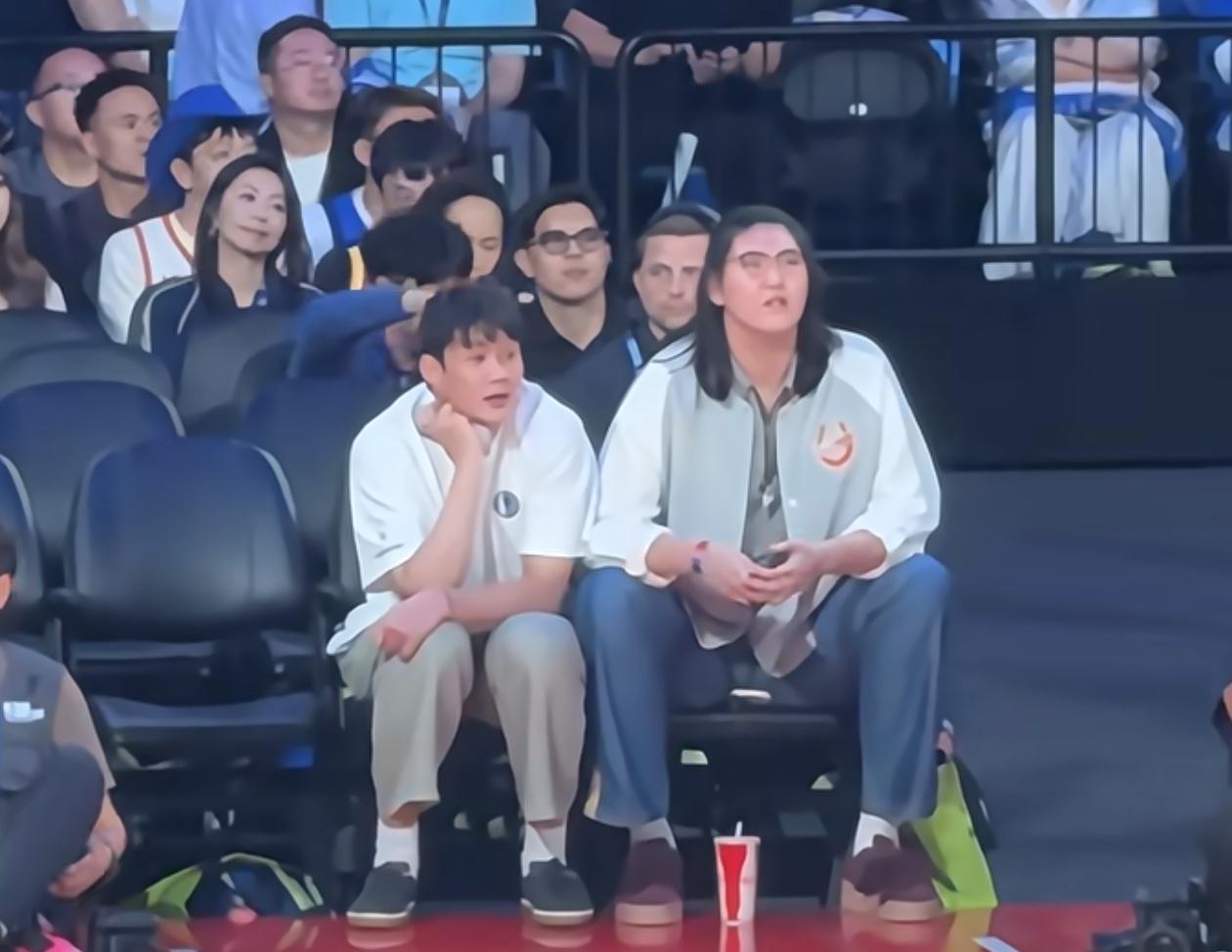 丁彦雨航坐在张子宇身边显得好娇小！丁彦雨航和张子宇一起观看了NBA中国赛，身