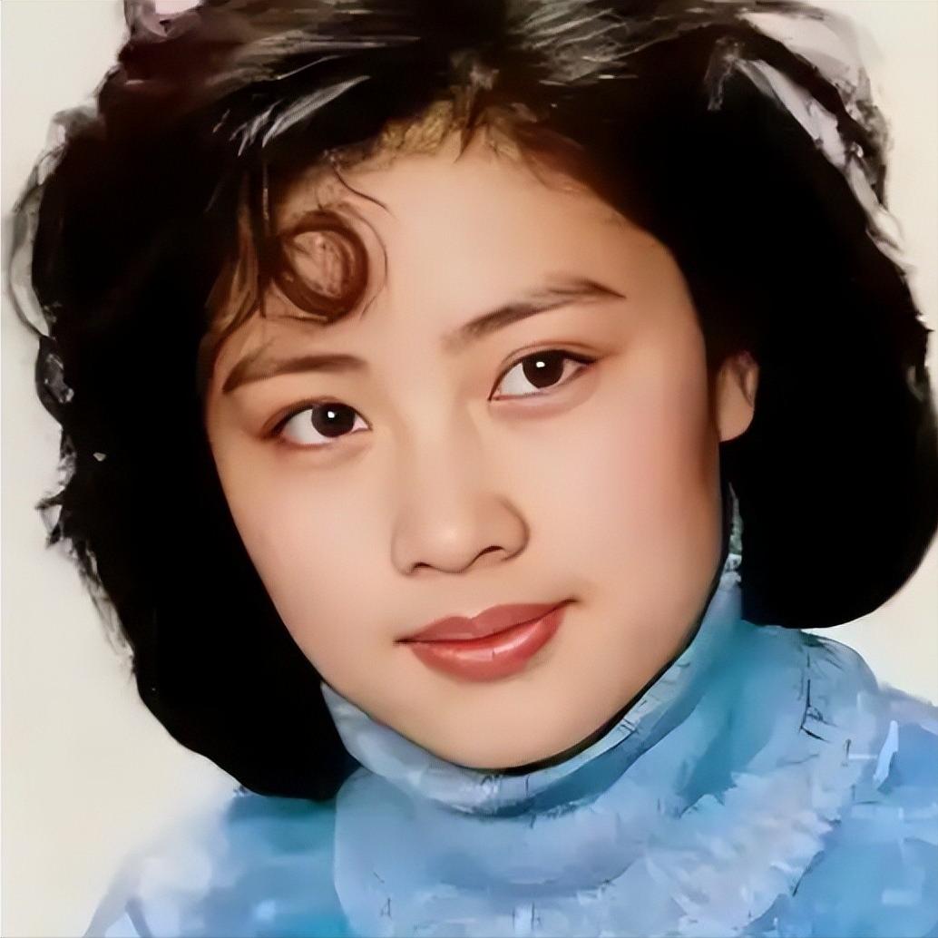 可惜了！与刘晓庆齐名的她，二次婚姻难遇良人，如今只有儿子作陪    