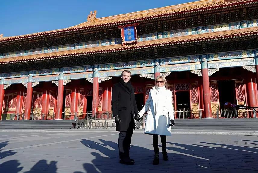 马克龙连夜回国，美国炸锅了！嘿，家人们，马克龙访华完连夜回国，直接把美国给