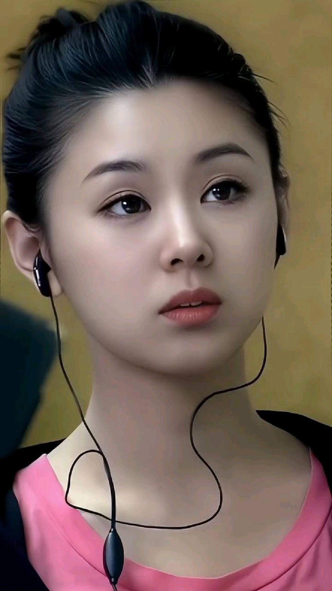 有钱真好，嫁给大连富二代的李小萌逛街喝咖啡，开的是600万的劳斯莱斯，40来岁的