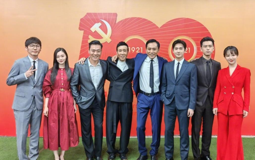 8星同框：一身蓝色西服的刘烨清俊挺拔，笑意粲然；右手插兜的张桐喜容绽放；西装革履