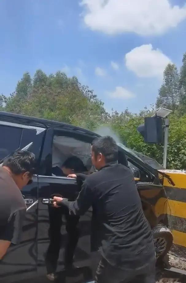 举一个案例来说明负面新闻的恐怖之处今天上午去买海鲜，门口看到一辆雷克萨斯LM50