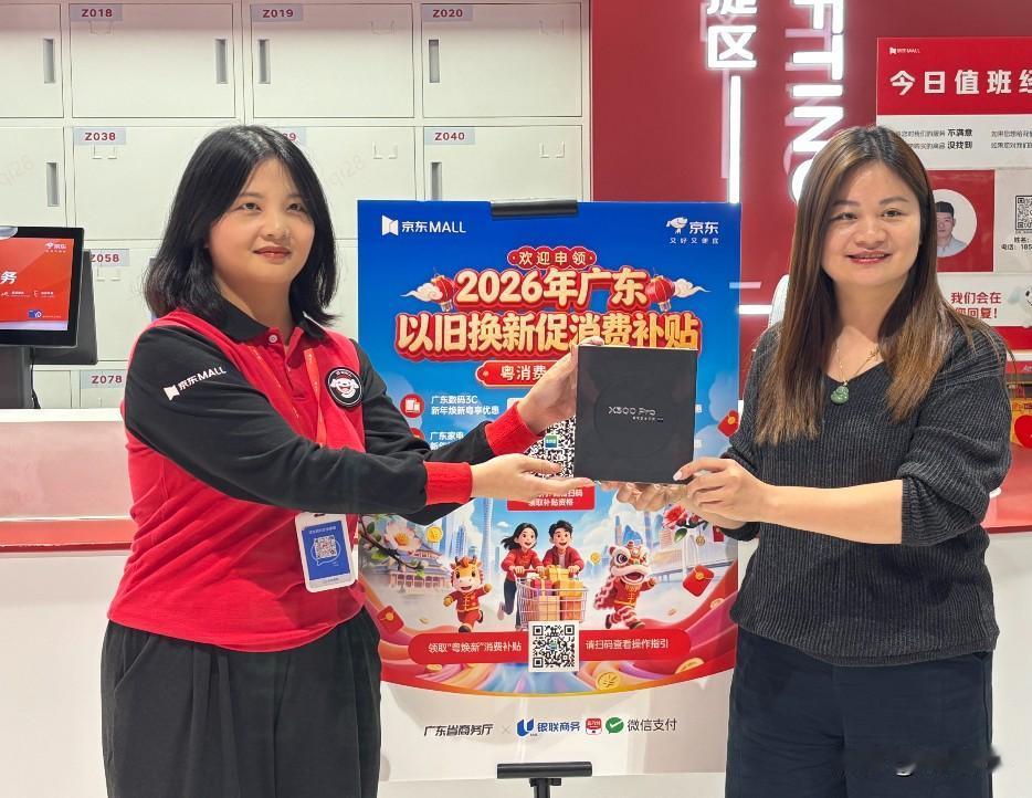 没有朋友，没有欢聚，没有烟花，没有约会，没有购物，没有消费，也没有什么祝福。熬夜