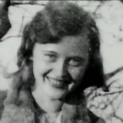 1951年，一名老妇人在参加一场宴会时，发现一副皮手套上的图案，居然是自己当年给