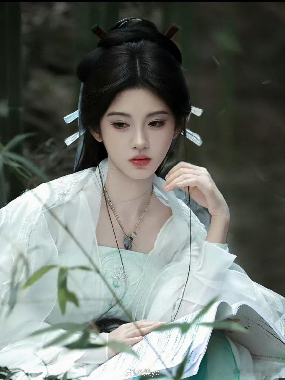 鞠婧祎的新戏妆造把狐狸眼妆容焊在脸上了太适合了小狐狸简直​​​