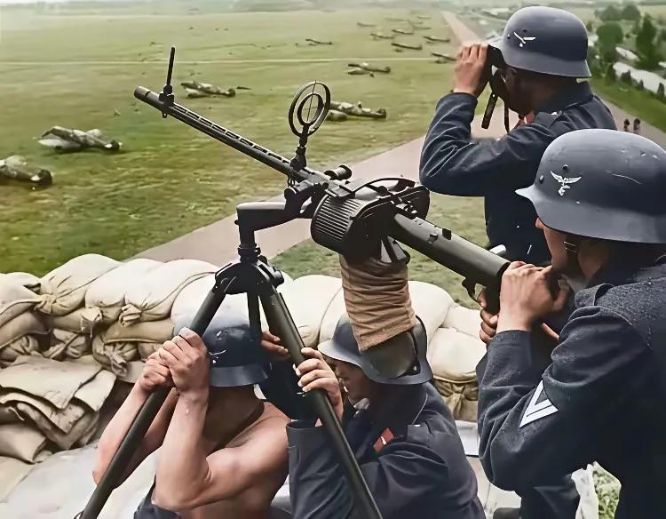 这是二战中德国军用机场边守卫者机场的高射机枪射手们，图中有一点没有看懂，为啥高射