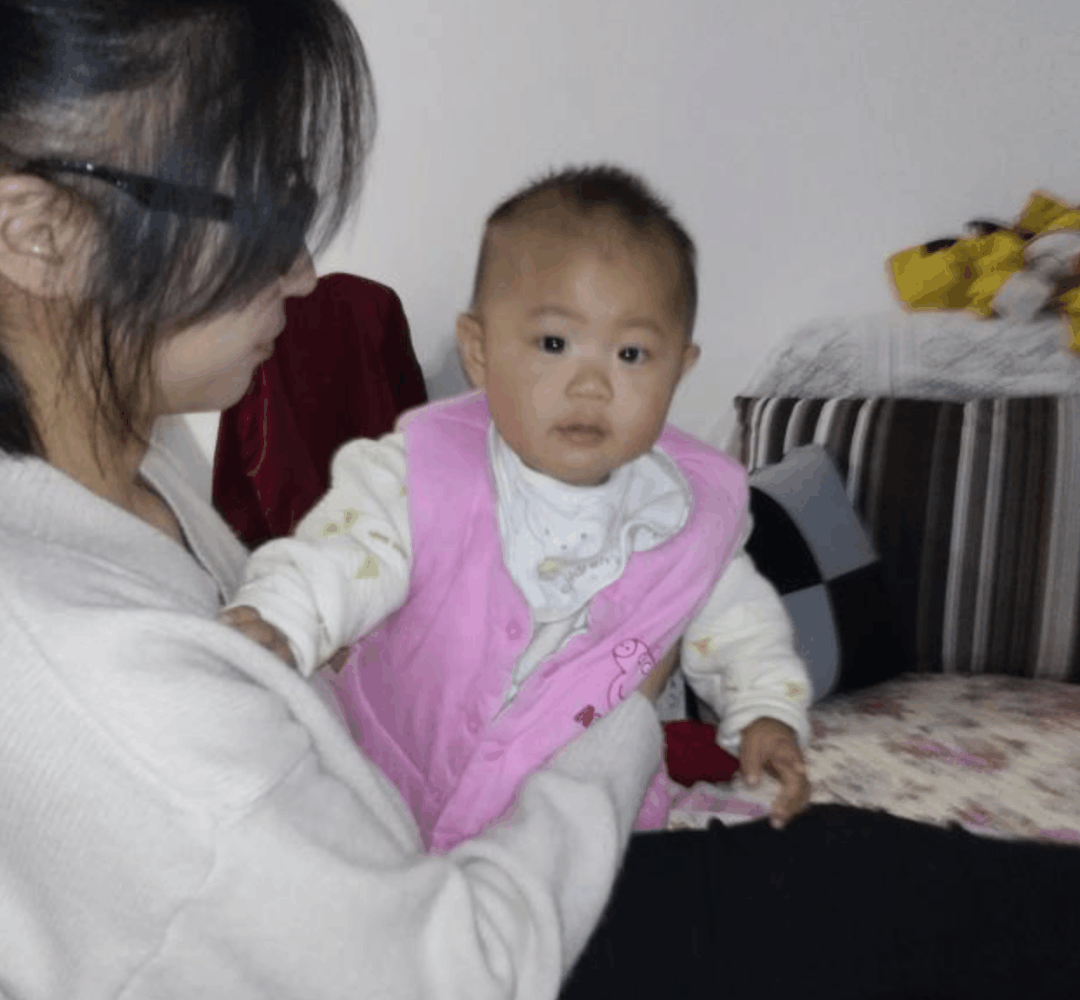 夜里宝宝吃奶次数多还总哭闹, 一定是爸妈做错什么了