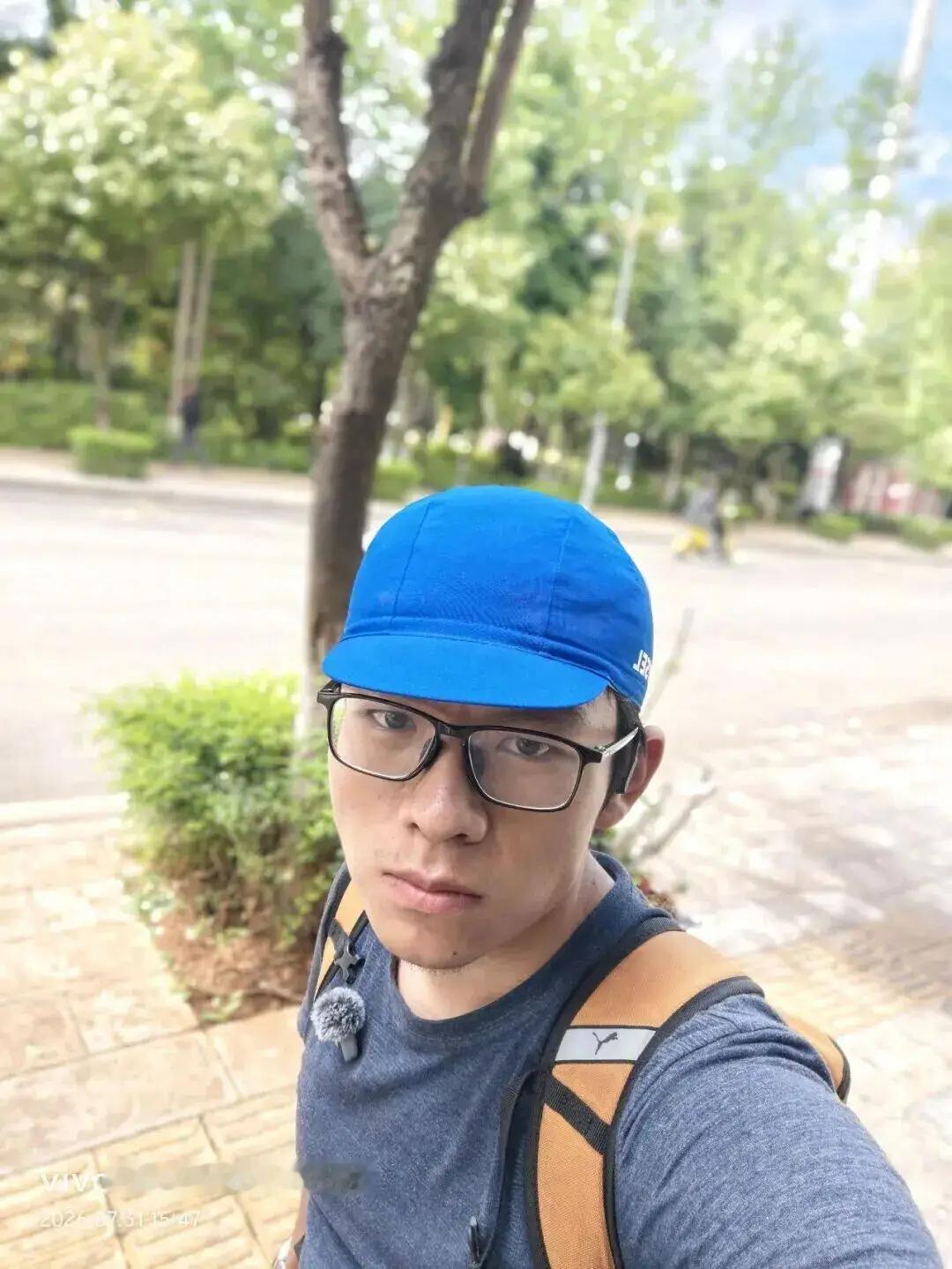 19岁小伙考上北京某大学后，竟瞒着家人退了机票，蹬上一辆二手自行车就上路了。35