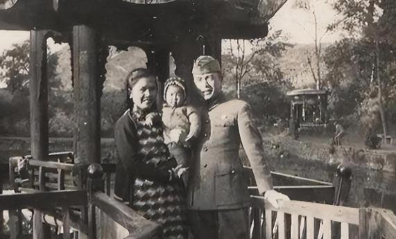 1938年，27岁国军将领陈尔晋，怀疑妻子出轨，跟踪时，见妻子上楼时，谁知，妻子