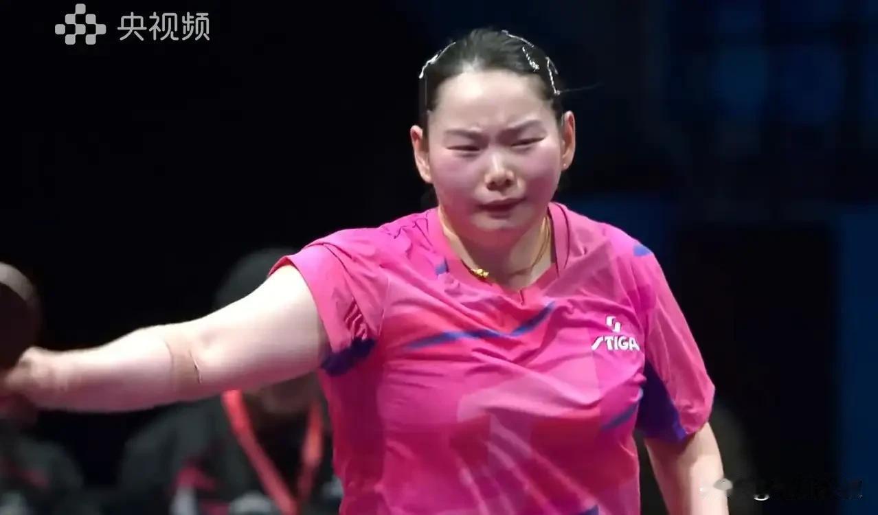何卓佳表情来看，心态崩了！范思琪本来不会打颗粒选手，昨天被孙铭阳打了3:2