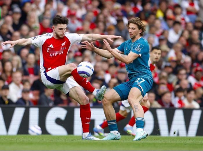 主场1-2不敌伯恩茅斯，阿森纳平局都没有捞到，按理说领先9分这个分数也比较安全，