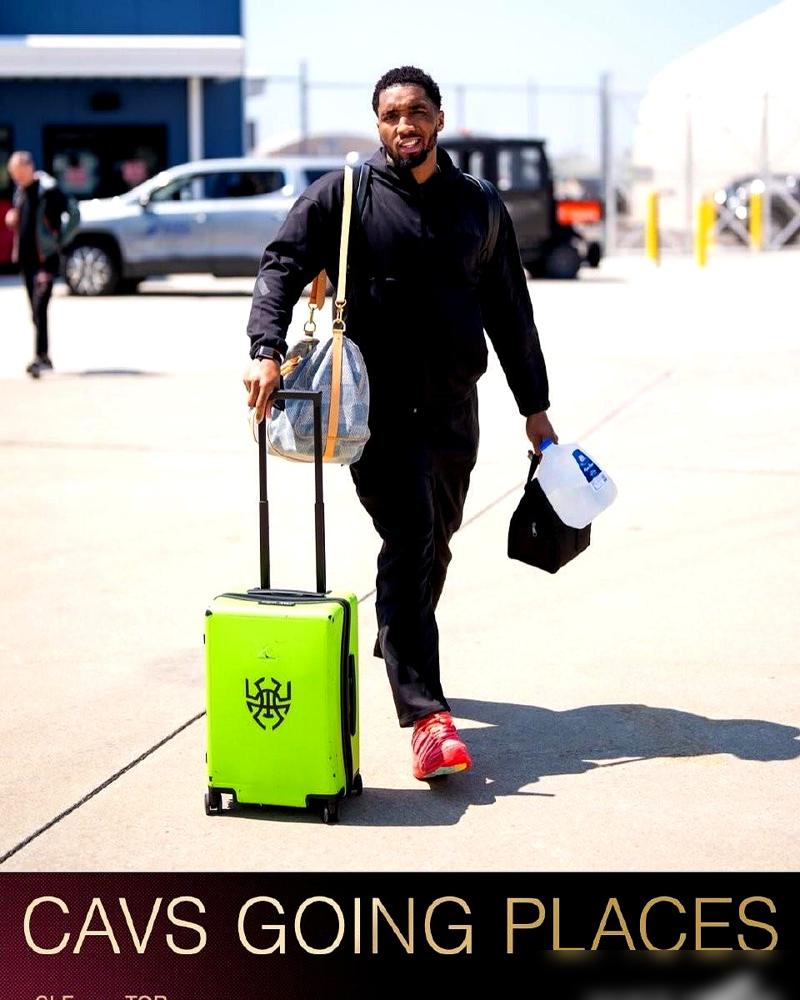 出大事了，骑士队飞往多伦多，哈登直接玩消失！一张登机合影，骑士队全员都在，偏