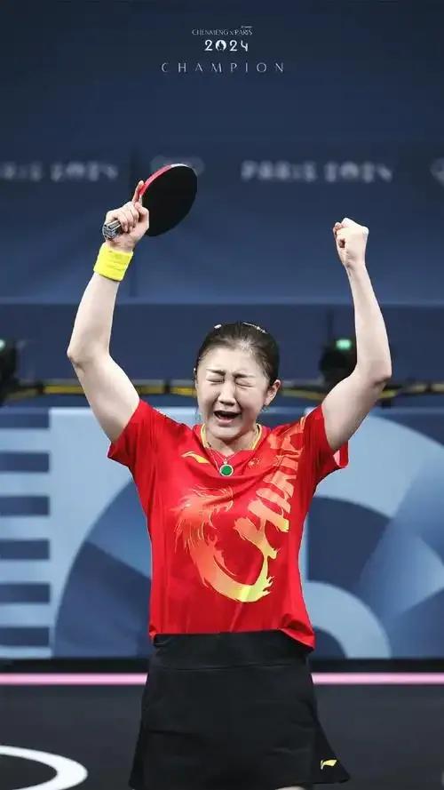 11月29日，中国女子乒乓球奥运冠军陈梦身穿一身黑色西服，现身于厦门海峡大剧院，