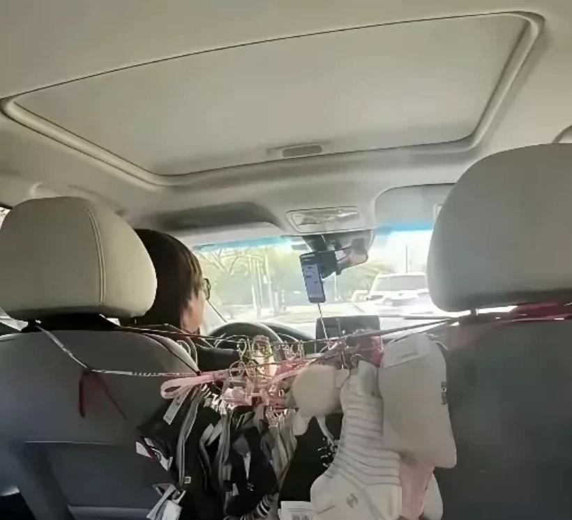这脑子转得够快的！一个女子打网约车去外地，刚坐上车就被吓了一跳，车座椅上挂满了内