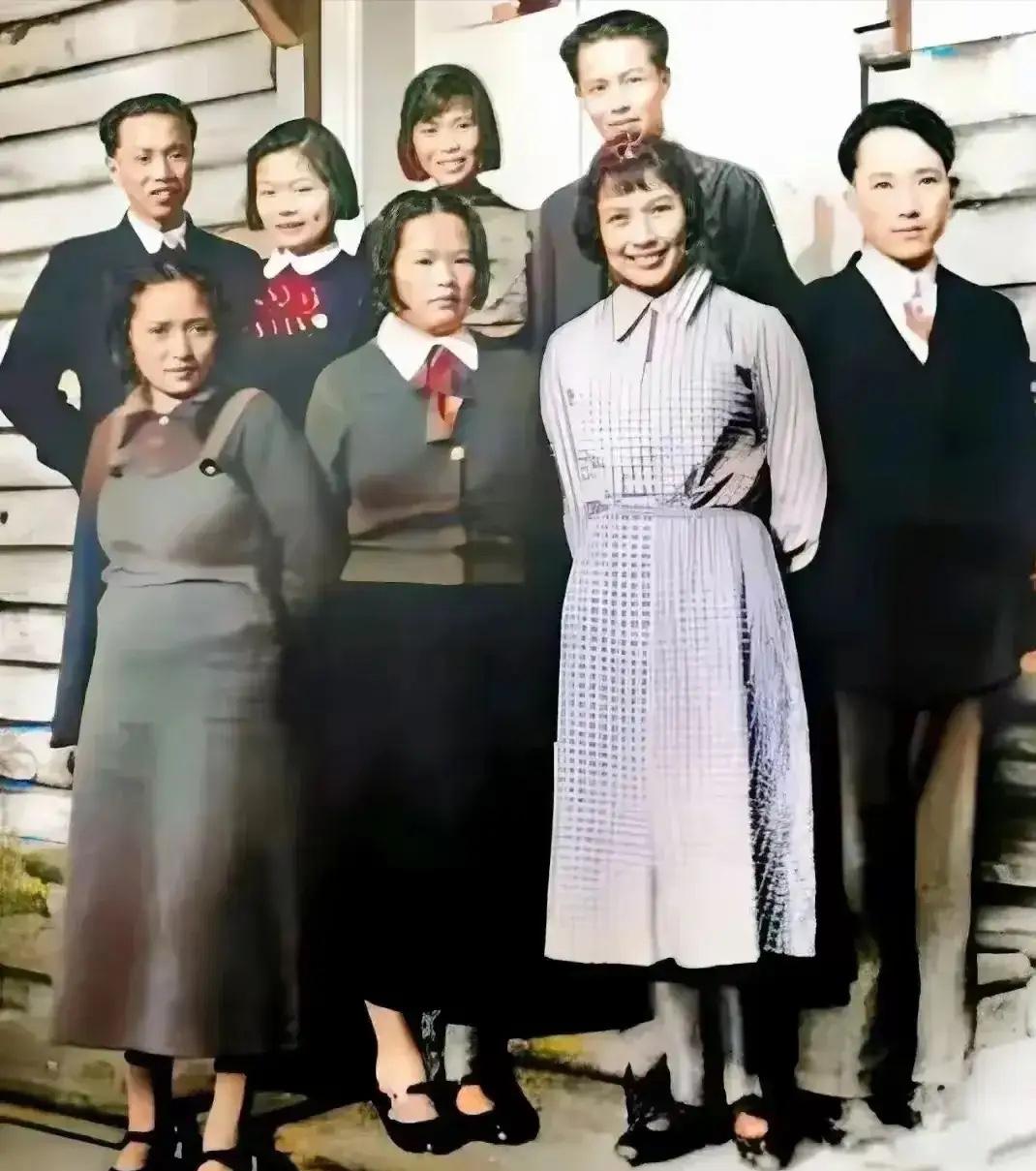 这是贺子珍（后排左三）在苏联莫斯科郊区的真实留影，这可不是演员扮演的，那年她刚三