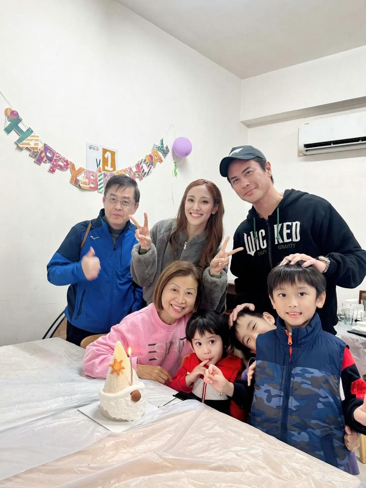 难怪郑嘉颖提到颖辅导孩子作业很痛苦！三个儿子现在读小学都要写中文作业，老婆陈