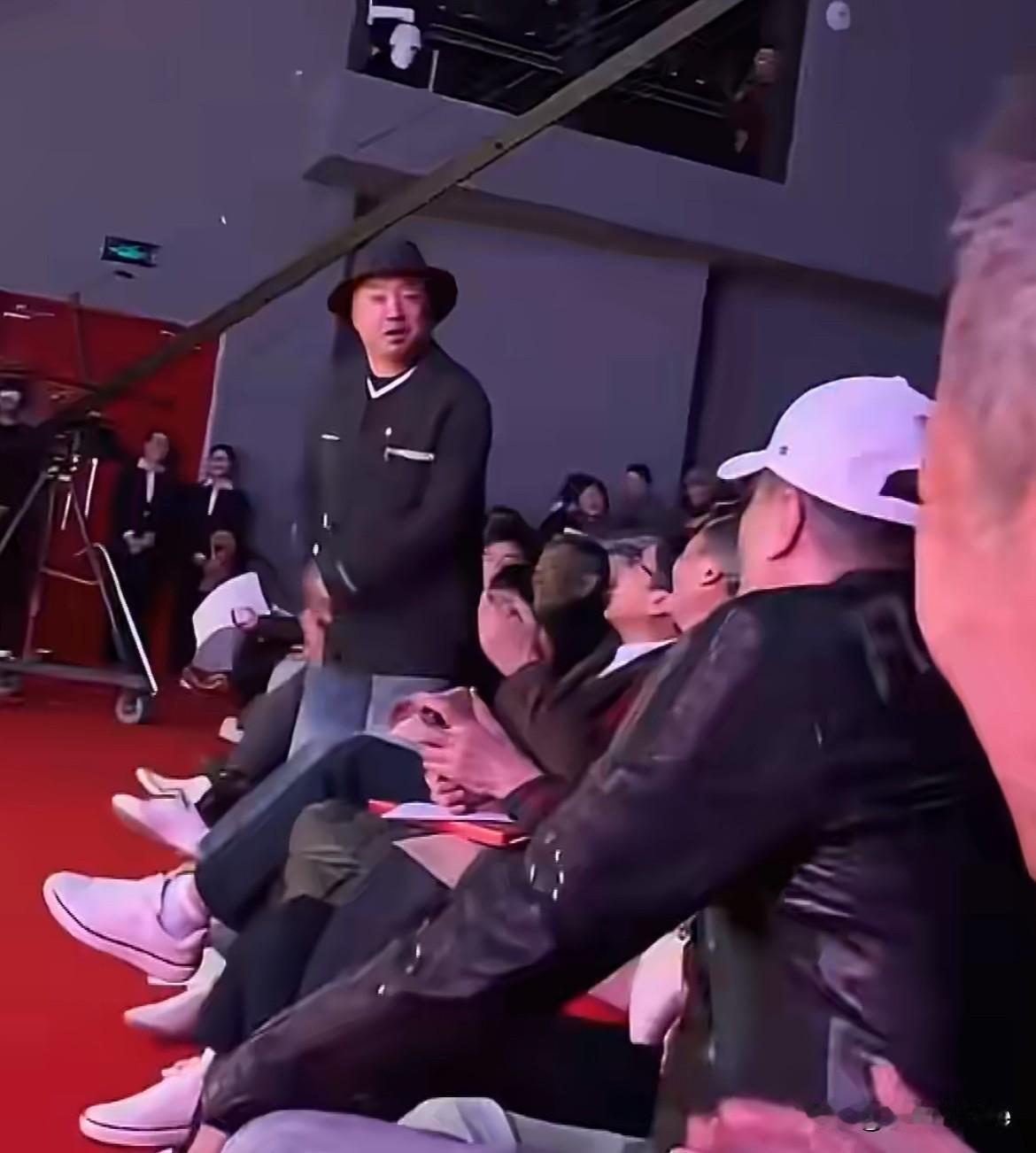 12月3日，徐峥现身上戏校庆，上戏剪头阿姨对徐峥说的一句话，引发全场哄堂大笑！