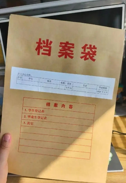 干部档案问题，需要去学校开证明挺麻烦的，查档案说我朋友入团年龄不够，朋友说幸亏当