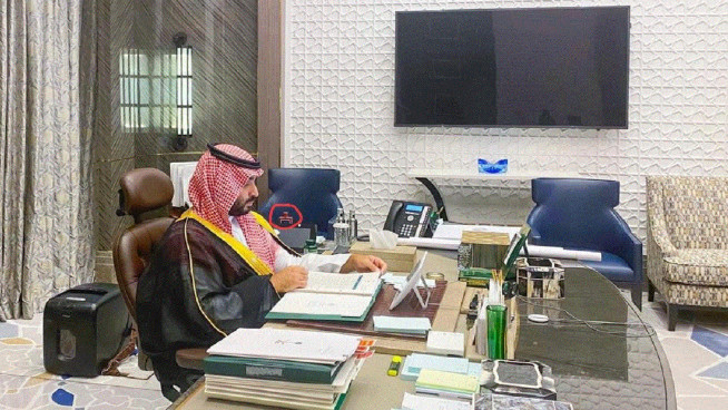 黄仁勋爆沙特王储私生活，家里摆满几十台顶级电脑，打游戏一点都不卡！中东最神秘、最