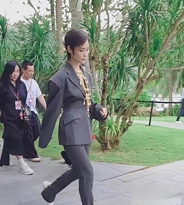 第一眼完全没认出来！穿着西装，还戴着粗粗的大金链子，样子跟平时差别太大了。后