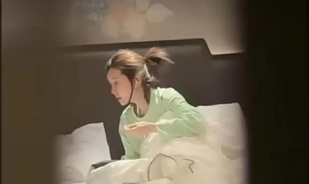 深夜，T佑跟张浩偷偷喝了几杯，回家怕老婆崔阿扎唠叨，嘴硬说没喝。阿扎一眼看穿，上