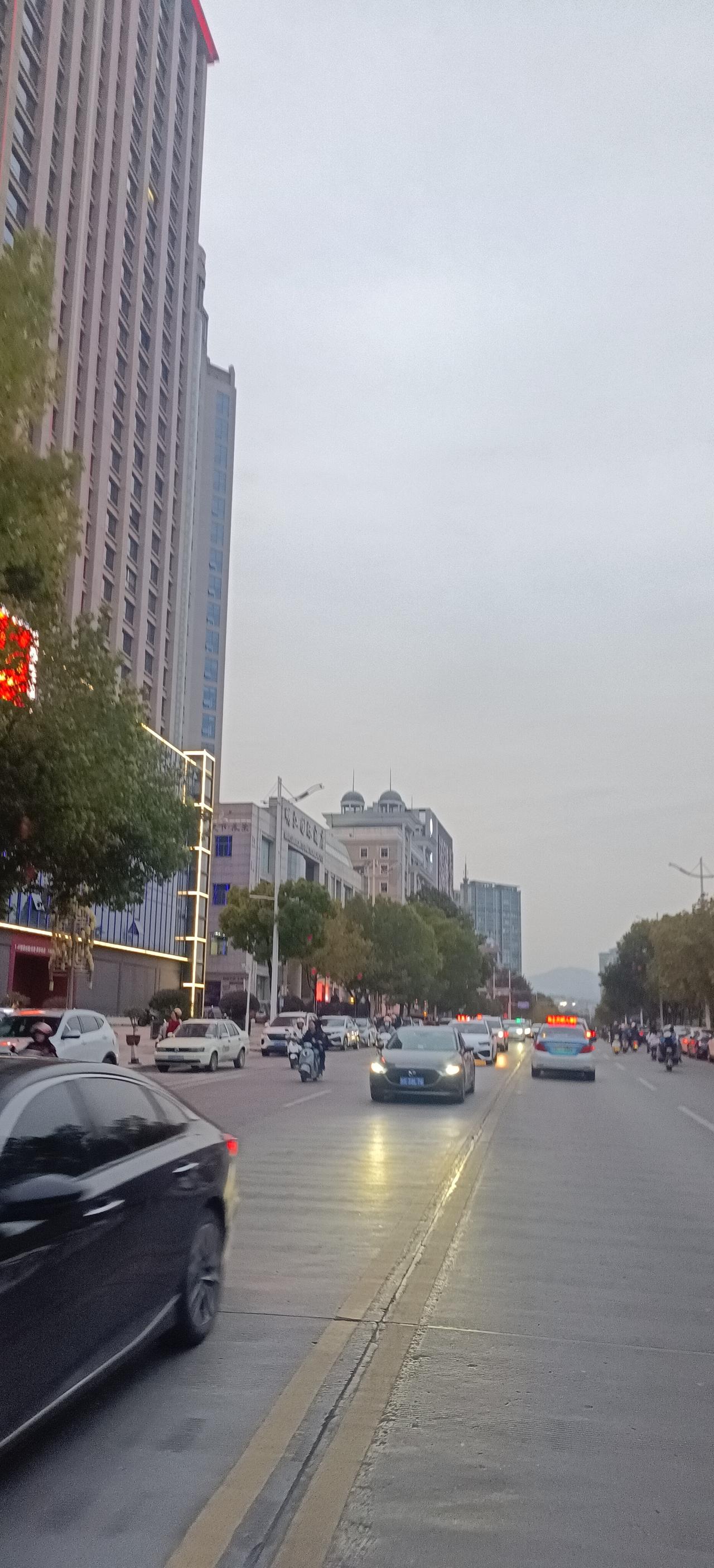 油价上涨到9元时代，路上的车会不会变少？应该是有影响的。马上到了清明节和五一旅游