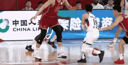 陶翰林毕竟不是故意的，陶翰林提着礼物去医院慰问了刘传兴。山东球迷都承认，陶翰林是