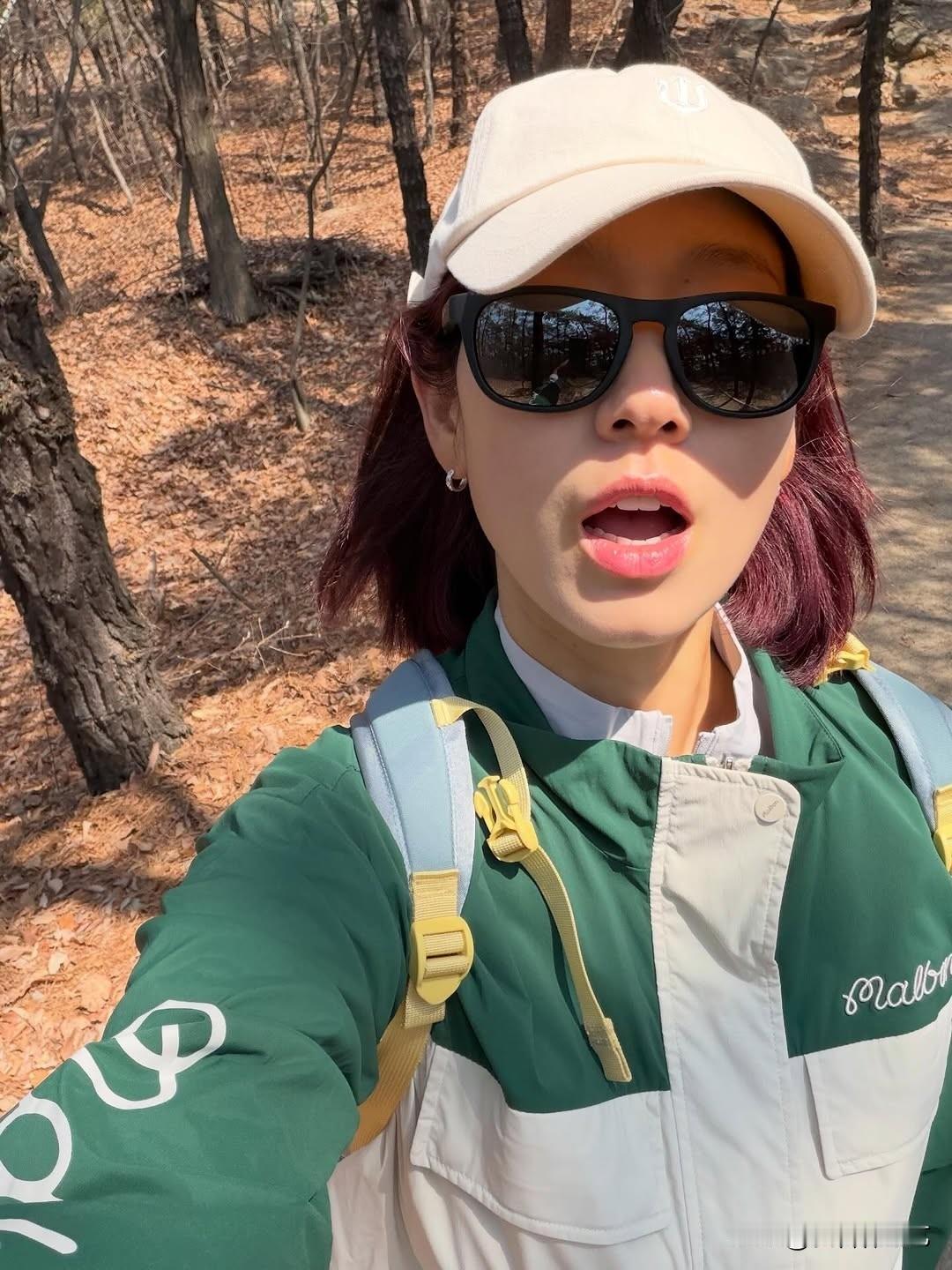 8日，演员朴信惠在Instagram上传了照片。公开的照片中，朴信惠在细沙弥漫的