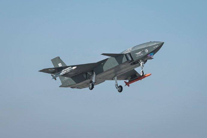 土耳其搞得四不像无人机，号称是隐身超音速空战无人机，最近也实现了空中发射中程雷达