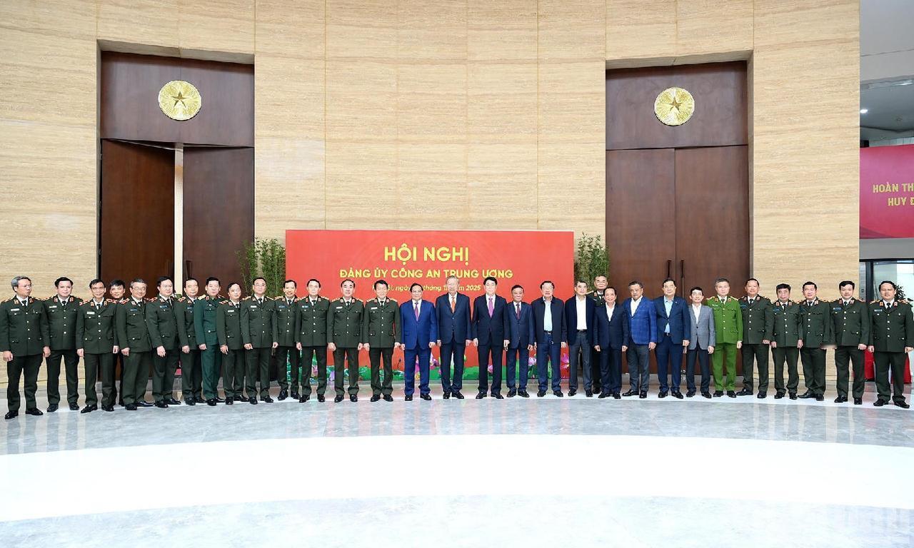 越南召开公安党委会议，会后大家合影留念，从大合照中可以看出，苏林、梁强、范明政、