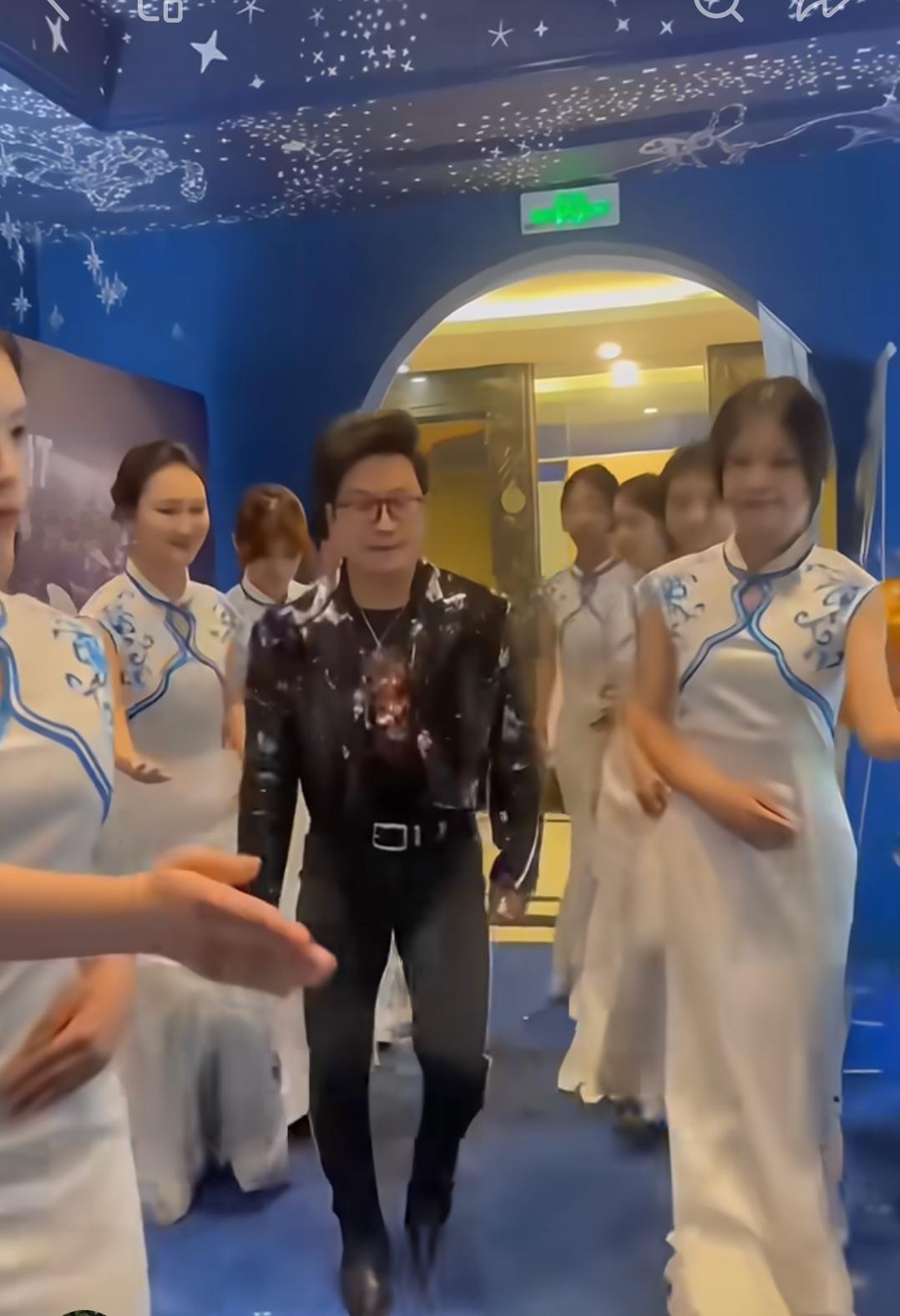 腿那么弯，都o成啥了还喜欢穿紧身裤！！主要是还有那么多美女为他前赴后继的！他