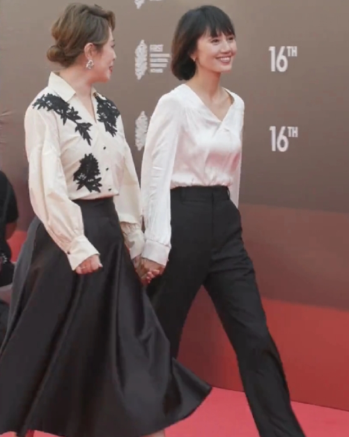 能看出马丽真的超喜欢袁泉和袁泉一起走红毯时，马丽这一通忙活，走红毯时，马丽牵着