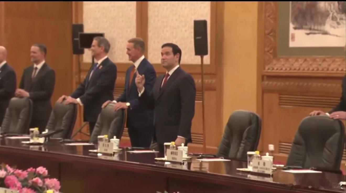 马斯克库克黄仁勋等进入会谈现场没见过世面的人对什么都好奇，会堂的天花板都看迷了。