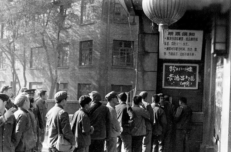 70年代，山西太原一家电影院门口，人们在排队买票。票价四毛钱，真便宜！那时候流行