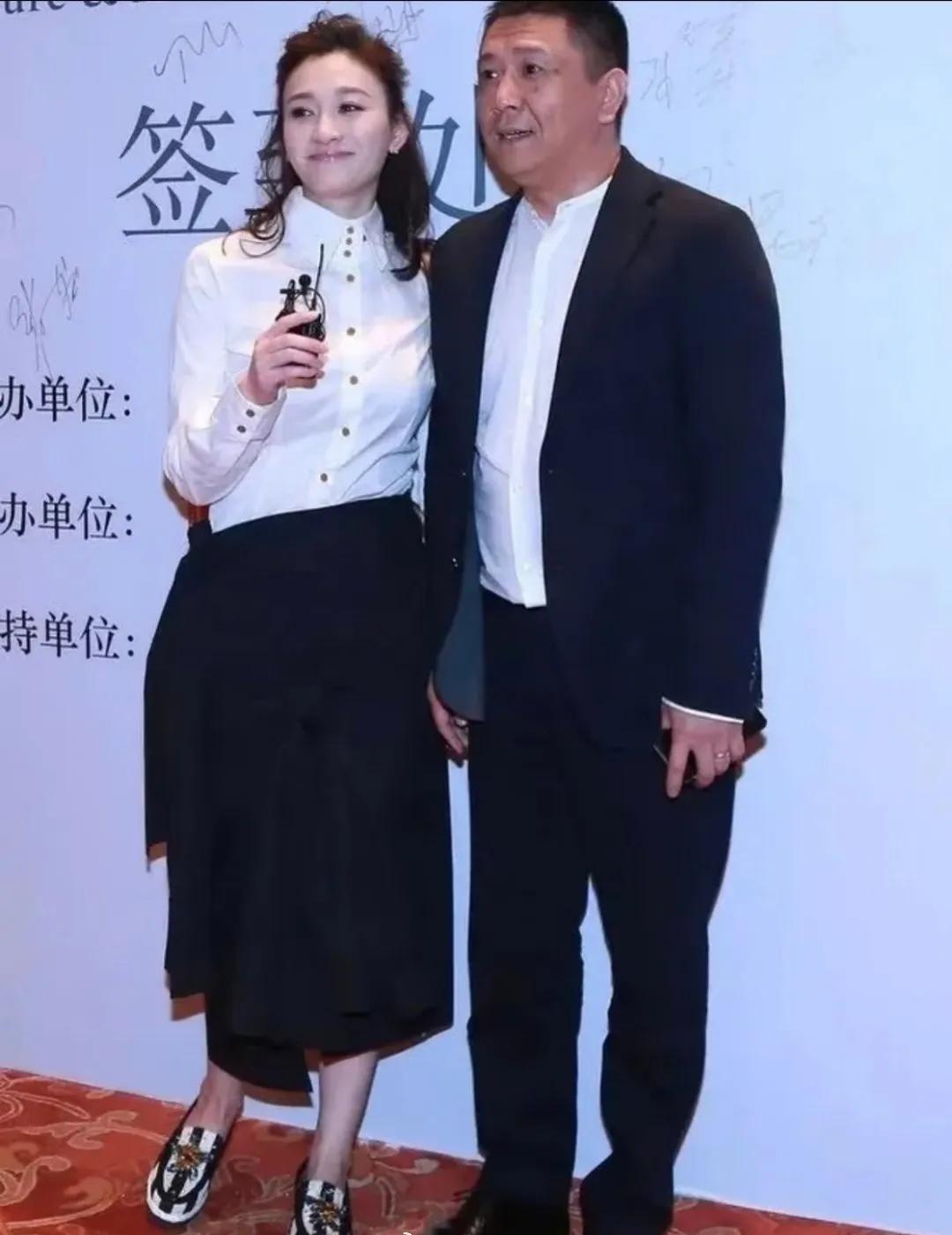 李小冉坦言，每次跟着丈夫回娘家，丈夫都会开玩笑说，要把控她和父亲相处的时长。要是