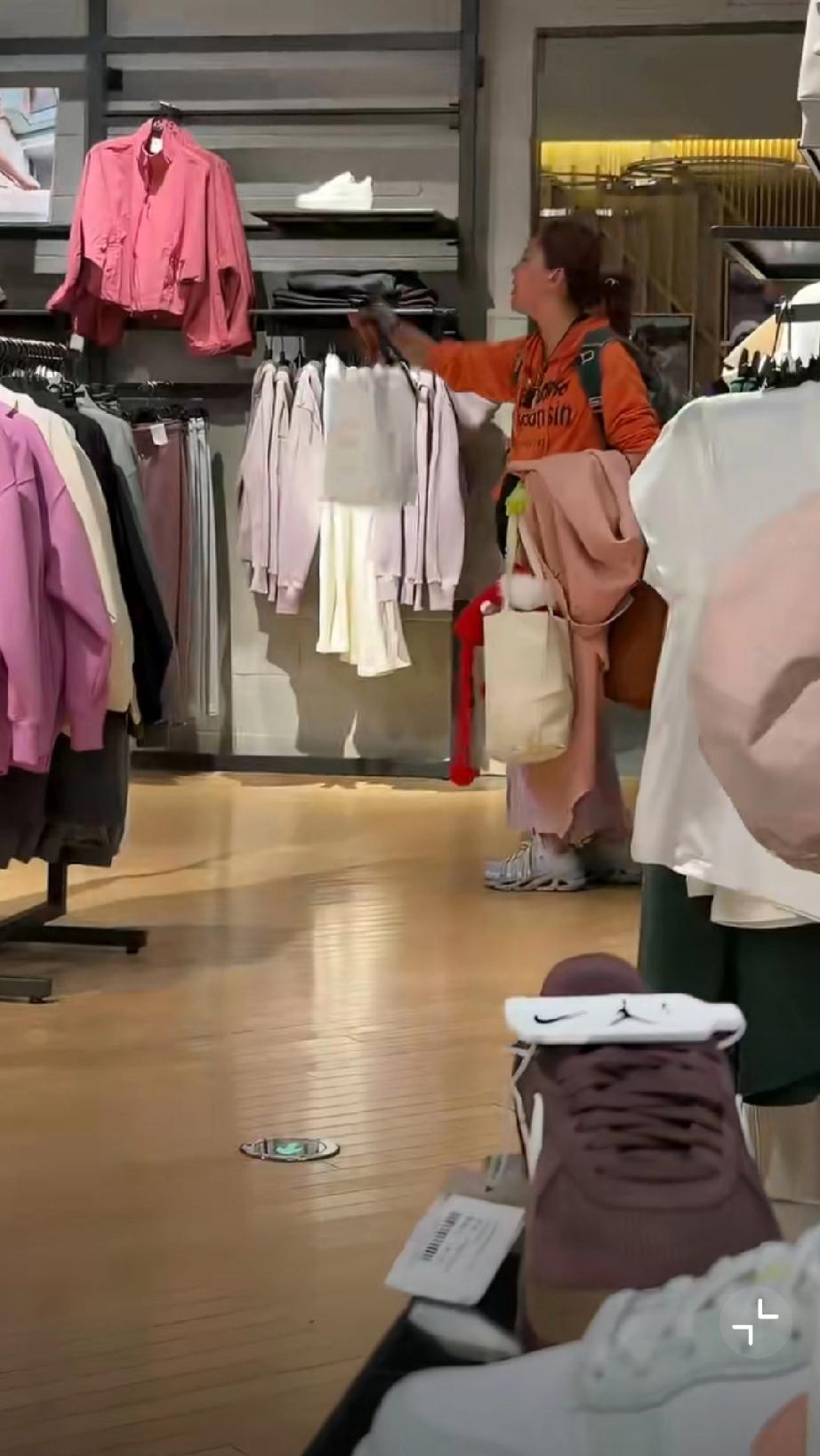 网友发视频曝料:3月8日北京大兴西红门荟聚耐克店一女子闹事。起因，该名女