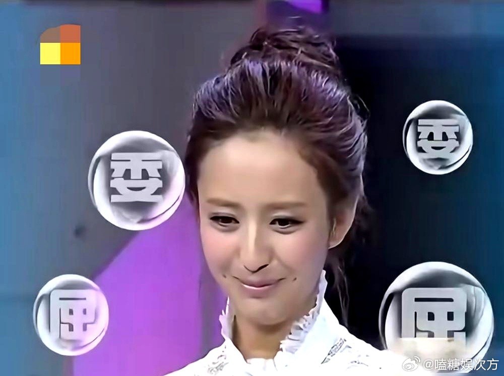 何炅起哄“亲一个”，佟丽娅主动凑上去，陈思诚亲完扭头就走，满脸不耐烦。旁边她手