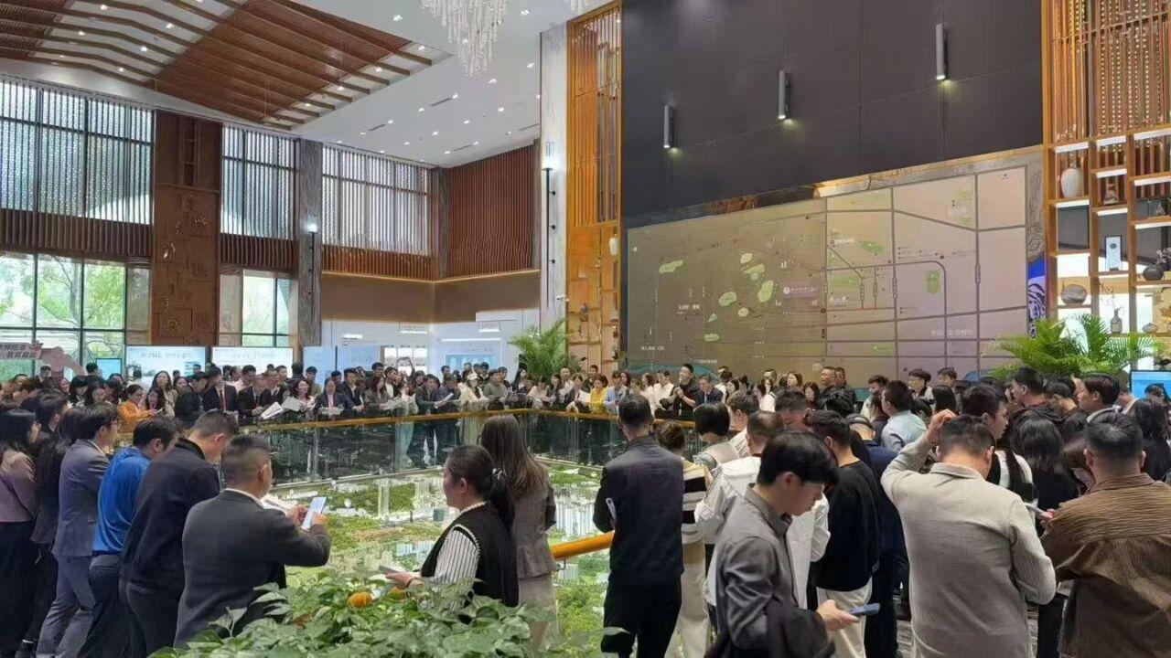 近期，黄埔科学城标杆盘大壮名城的工抵特价房引发全城关注，购房者连夜看房热潮让项目