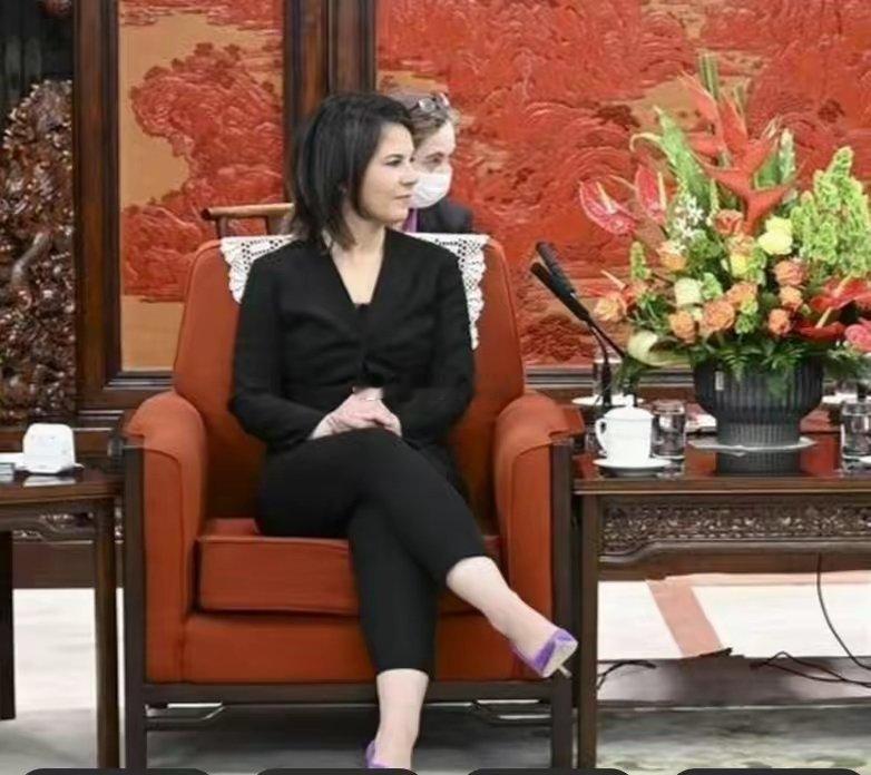 素有“二郎腿”外长之称的贝尔伯克，卸任后目前担任联合国大会主席