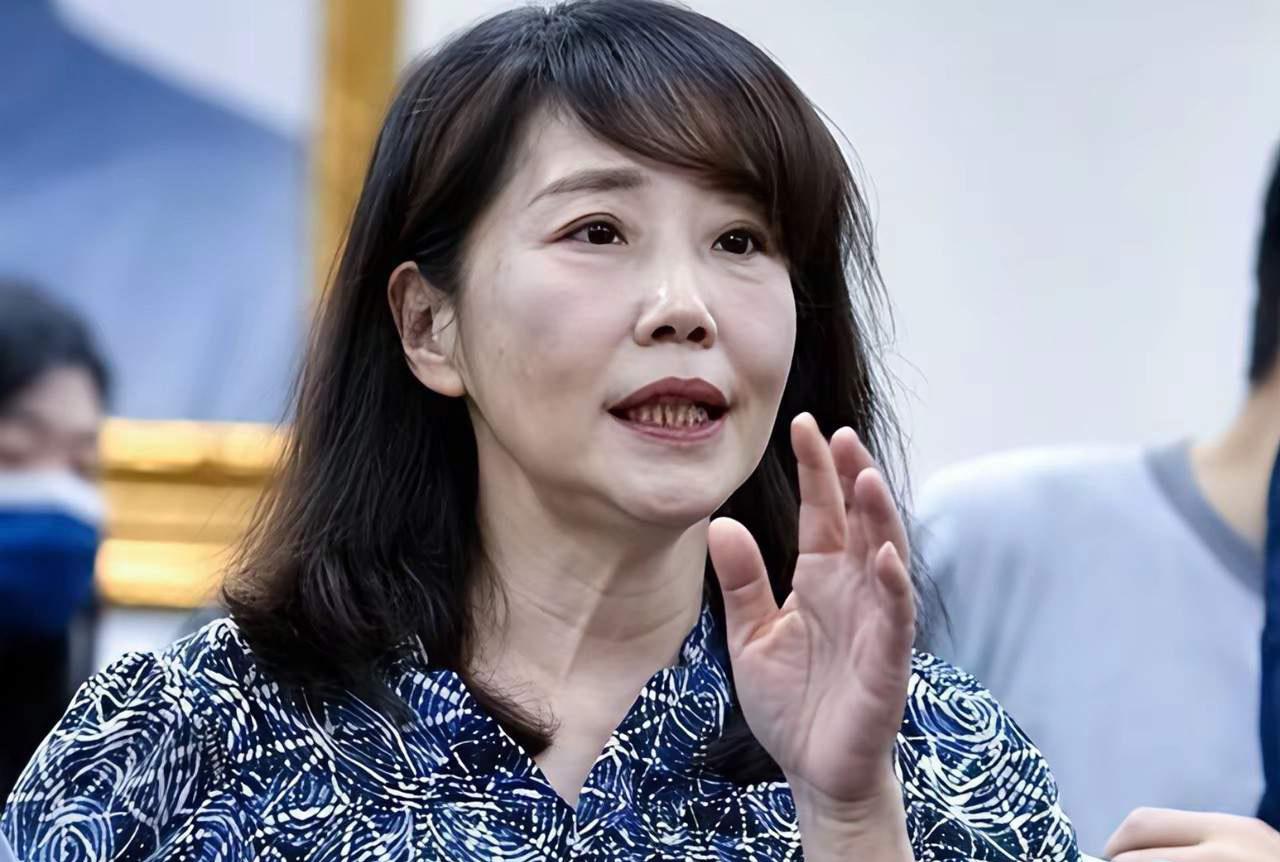 这回换人，可算对撇子了！郑丽文这回换人换得真叫绝！咱有一说一，原先那位尹大姐