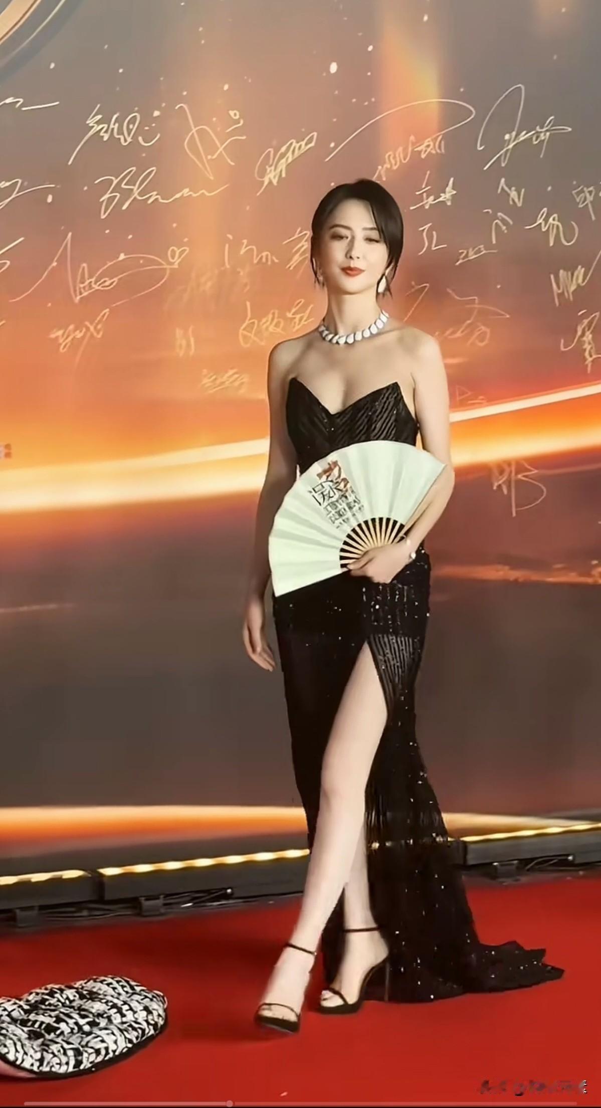 佟丽娅有西施，昭君之貌。也算是气质如兰的俏女人，是熟女的天花板。在中国难挑