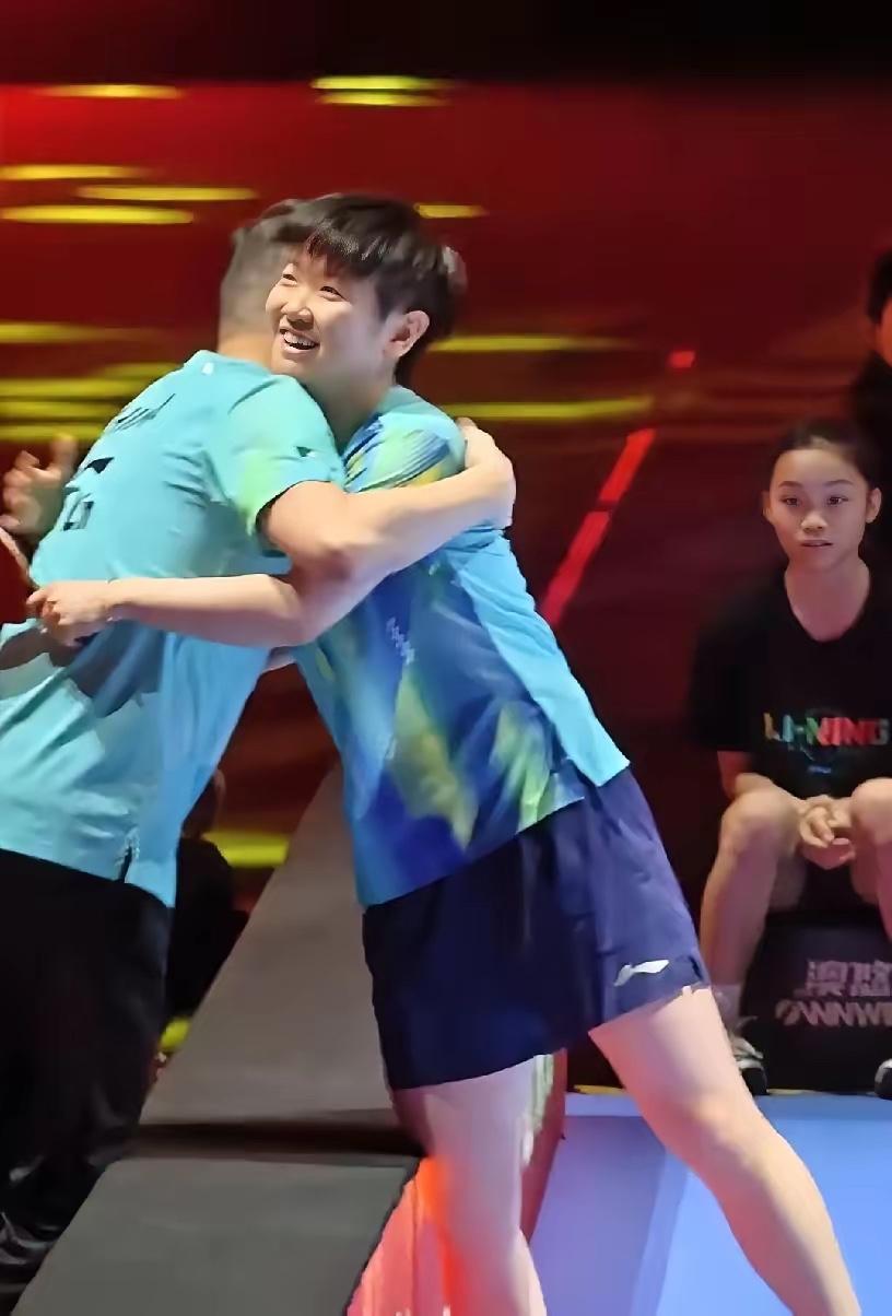 马琳脱外套那一刻，才懂孙颖莎的“大心脏”有多难得！澳门世界杯这场球，看得人手