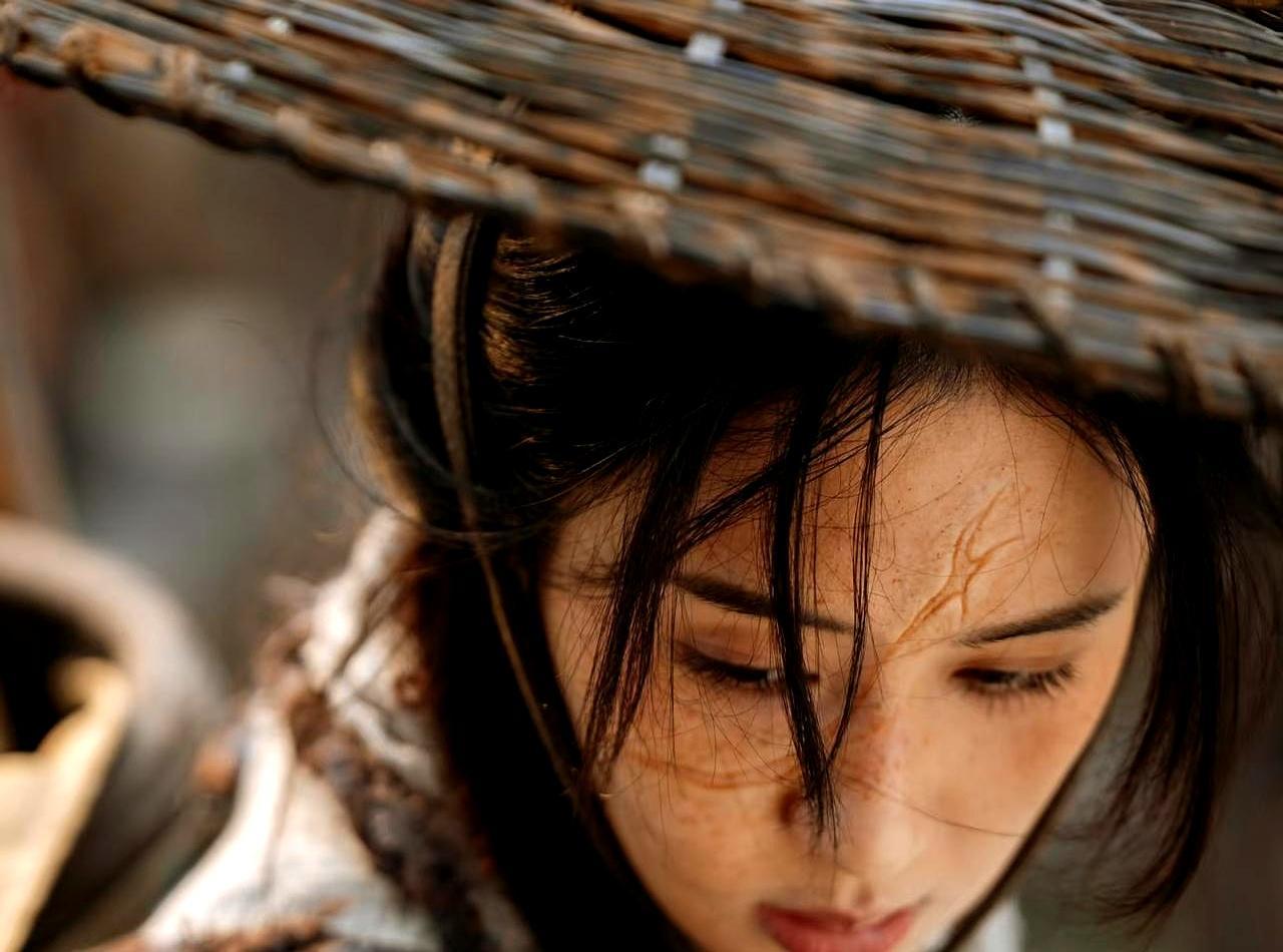 追开年爆剧《逐玉》的，是不是越看越别扭？设定是乱世丧亲的杀猪女，要赚钱养重