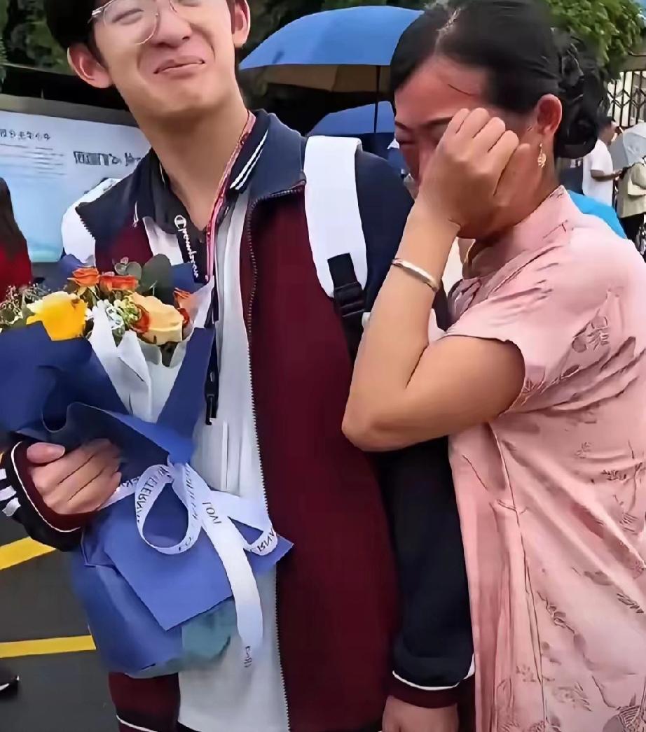 泪目！1米85少年，716分考上清华。可这张录取通知书背后，没有父母铺路，只有小
