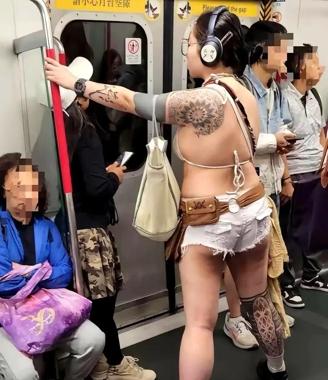香港地铁里出现一位只穿裹胸短裤的女生，15秒视频直接把我看愣。15度的冬天，她