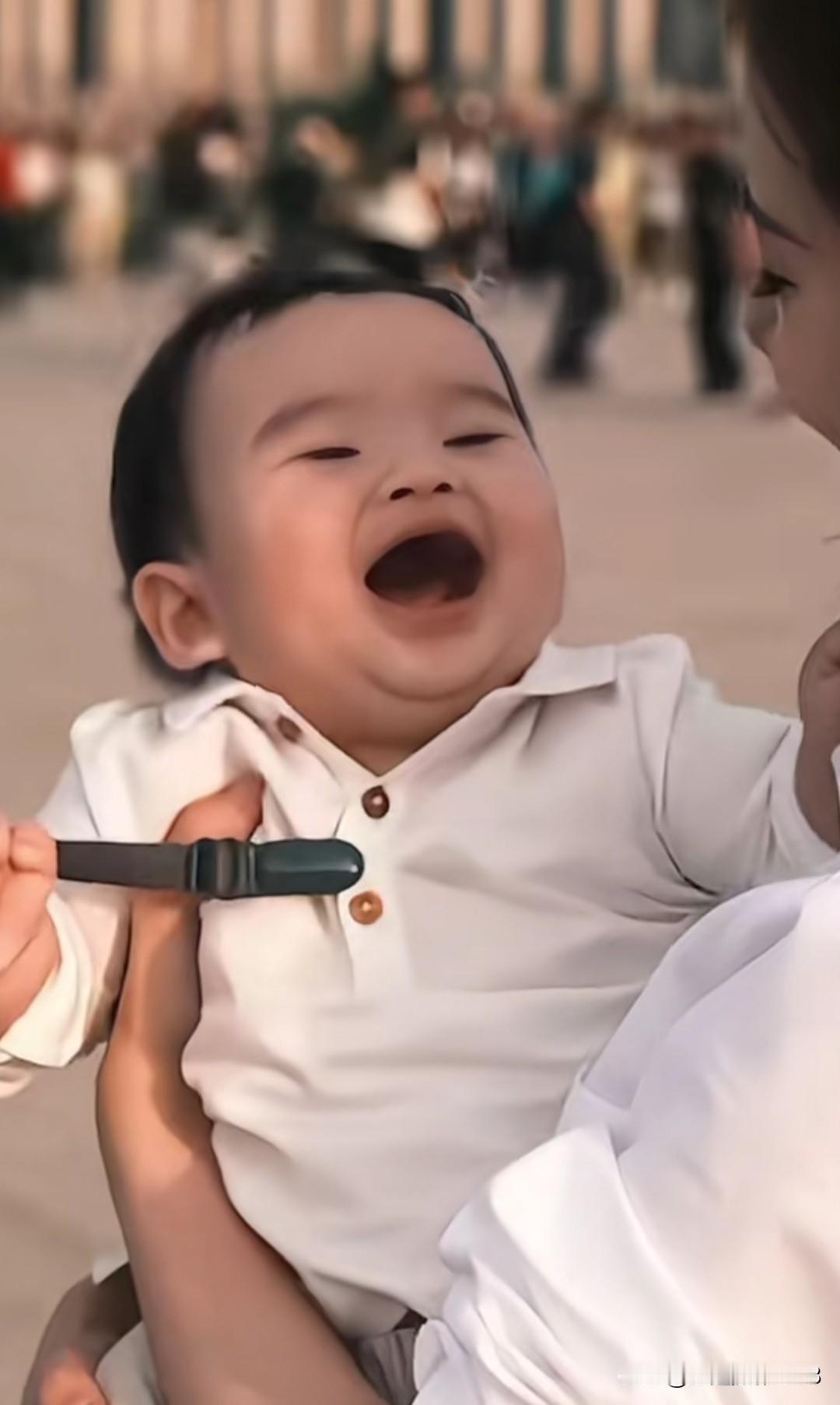 马筱梅说汪宝睡觉醒来发现床边没人，就会嗷嗷大哭，只要有大人抱他，宝贝就会立刻大声